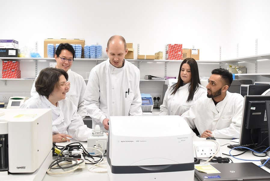 Luminita Paraoan team in lab