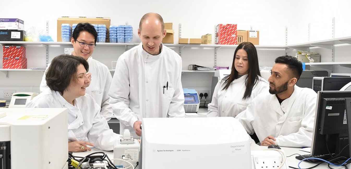 Luminita Paraoan team in lab